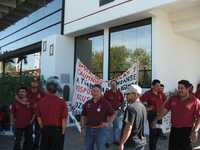 Mineros se manifiestan frente a la sede del Congreso de Sonora, para exigir solución al conflicto laboral que comenzó en julio pasado