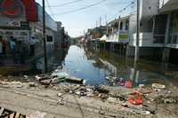 El nivel del agua comenzó a descender en el centro de Villahermosa. Ahora uno de los problemas que salen a la luz es la suciedad en calles, casas y edificios