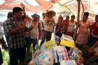Habitantes de la comunidad de Cuy, en Aztlán segunda sección, levantaron un refugio con algunos plásticos, donde repartieron víveres entregados por helicóptero