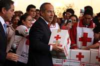 El presidente Felipe Calderón dio ayer el banderazo de salida de las instalaciones de la Cruz Roja en Polanco a camiones que transportan ayuda para los damnificados de Tabasco, colocó sellos y puso candados a los contenedores
