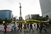 Integrantes de la Asamblea de Barrios de Miguel Hidalgo marchan contra la delegada Gabriela Cuevas hasta las oficinas del PAN capitalino, en la calle Durango