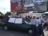 Aspecto de la protesta realizada por residentes de San Pedro Tepetitlán contra la línea Autobuses Teotihuacanos