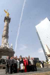 Presidentes de órganos electorales de diferentes estados de la República, acompañados del jefe de Gobierno del Distrito Federal, Marcelo Ebrard, se tomaron la foto del recuerdo al término de su reunión