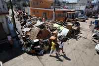 Familias de la colonia Municipal, en Villahermosa, comenzaron a sacar los muebles que se echaron a perder por la inundación
