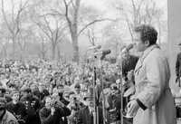 La oposición de Norman Mailer a la guerra quedó manifiesta no sólo en sus textos, sino en su participación en protestas antibélicas, como en esta ocurrida el 26 de  marzo de 1966 efectuada en el Central Park de Nueva York