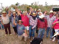 Residentes de la colonia Emiliano Zapata de El Carmen, Nuevo León, festejan la recuperación de sus tierras. Con el apoyo de cientos de policías fueron desalojados hace cuatro años, y sus casas destruidas con maquinaria pesada y explosivos