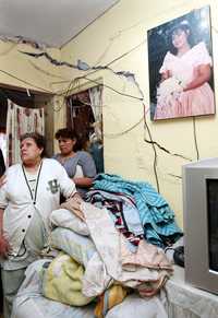 Grietas y boquetes alternan con los muebles y los cuadros de unas 850 casas de las colonias Santa Cruz Meyehualco y Ermita-Zaragoza, en la delegación Iztapalapa