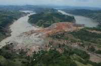 Aspecto del poblado chiapaneco Juan de Grijalva luego del desgajamiento de un cerro, cuyos escombros cayeron sobre el río y arrasaron esa comunidad