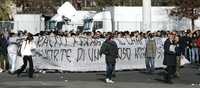 Aficionados del Inter y Lazio portan una manta en protesta contra la policía, en el estadio de San Siro, en Milán.