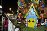 Detalle del árbol de Navidad ubicado en la tienda de Liverpool Insurgentes