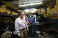 El presidente Felipe Calderón observó en Villahermosa los daños en calles, casas y negocios
