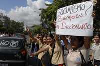 Estudiantes preparatorianos protestaron ayer en Caracas contra el plan de reformas constitucionales de Hugo Chávez