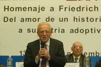 Friedrich Katz, en primer plano, durante el homenaje que se rinde al historiador austriaco en el Instituto Nacional de Estudios Históricos de las Revoluciones de México. Al fondo, Rodolfo Stavenhagen, quien fungió como moderador de la mesa inicial