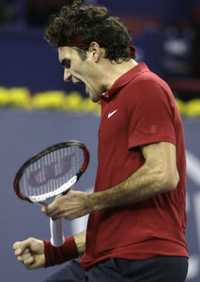El tenista Federer festeja su triunfo sobre el ruso Davydenko