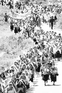 Marcha de integrantes de Las Abejas hacia Acteal con motivo del Día Internacional de la Mujer, en marzo de 2005