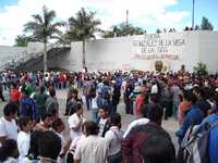 Egresados de la normal rural de Ayotzinapa y alumnos de escuelas pertenecientes a la Federación de Estudiantes Campesinos Socialistas de México realizaron ayer una manifestación silenciosa fuera del Congreso de Guerrero, de donde el miércoles fueron desalojados por la policía estatal. El secretario de Gobierno de la entidad, Armando Chavarría, se responsabilizó del desalojo y advirtió que se responderá a las acciones "radicales"
