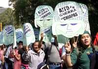 Integrantes de la otra campaña protestaron ayer frente a las instalaciones del Campo Militar Uno por el elevado número de tropas de Chiapas