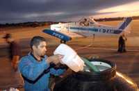 Los secretarios de Salud federal, José Ángel Córdova Villalobos, y de Tabasco, Luis Felipe Graham Zapata, supervisaron la madrugada de ayer el inicio de las acciones de fumigación aérea. La imagen, en el aeropuerto de Villahermosa