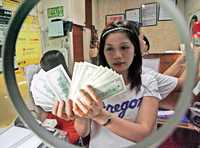Inspección de billetes de 100 dólares en una casa de cambio en Manila, Filipinas