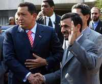 El presidente venezolano, Hugo Chávez, fue recibido ayer en Teherán por su homólogo iraní, Mahmud Ahmadinejad, en lo que representa la cuarta visita del gobernante sudamericano a la república islámica, donde es muy popular debido a su postura antiestadunidense