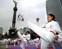 Karatecas participaron en el desfile de la Revolución Mexicana
