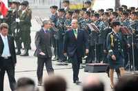 Rafael Tovar y de Teresa, coordinador de los festejos por el bicentenario de la Independencia y el centenario de la Revolución Mexicana, y el presidente Felipe Calderón, durante la ceremonia por el 97 aniversario del movimiento iniciado por Francisco I. Madero