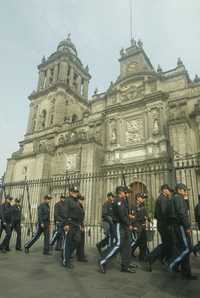 Policías capitalinos recorren los alrededores de la Catedral Metropolitana, que permanece cerrada tras el incidente del pasado domingo