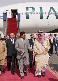 El presidente paquistaní Pervez Musharraf (izquierda) fue recibido ayer por el ministro saudita del exterior, el príncipe Saud al-Faisal, a su llegada al aeropuerto de Riad. Musharraf ha estado sujeto a presión de Washington para que libere a líderes opositores, ponga fin a las restricciones a los medios y renuncie como jefe de las fuerzas armadas