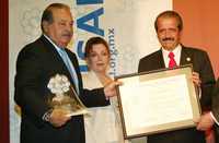Carlos Slim al recibir el reconocimiento que le otorgó la Fundación Mexicana para la Salud de manos del secretario de Salud, José Angel Córdoba, y de la directora de la institución, María Luisa Barrera