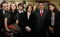 El presidente venezolano, Hugo Chávez (segundo de derecha a izquierda), ayer en París con familiares de la ex candidata presidencial colombiana Ingrid Betancourt, secuestrada por las FARC