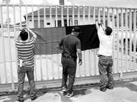 En imagen de archivo, mineros de Cananea colocan la bandera rojinegra al iniciar la huelga, el 30 de julio pasado