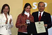 Josefina Vázquez Mota, titular de la SEP, y el presidente Felipe Calderón, durante la entrega del Premio Nacional de Deportes a la golfista Lorena Ochoa