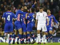 Mientras los croatas festejan el primer gol a los ingleses, Steven Gerrard  refleja su impotencia