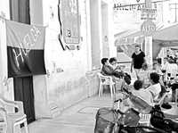 Empleados del ayuntamiento de Tuxpan, Nayarit, colocaron las banderas rojinegras en la alcaldía en demanda de pago de prestaciones, aumentos salariales y reinstalaciones de personal. Asimismo, acusaron al presidente municipal de negarse a negociar