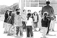 Un grupo de niños tlapanecos de la comunidad de Huehuetepec, municipio de Atlamajalcingo del Monte, en la Montaña alta de Guerrero, practican danza folclórica junto con su maestro en la primaria Felipe Carrillo Puerto