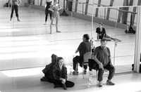 El coreógrafo francés Maurice Béjart, con algunos bailarines de su compañía  en Lausana, Suiza, durante la creación de una de sus obras póstumas, en febrero de 2001