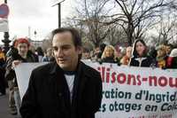 Juan Carlos Lecompte, esposo de la secuestrada candidata presidencial Ingrid Betancourt, participa en una manifestación frente a la embajada de Colombia en París en demanda de que Chávez continúe con la mediación