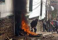 Opositores al gobierno de Evo Morales construyen barricadas en las calles de Sucre, donde los enfrentamientos con las fuerzas del orden han provocado tres muertos, 200 lesionados y varios periodistas agredidos