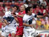 Los auriazules Héctor Moreno (izquierda) y Carlos González buscan neutralizar la acción de Christian Giménez, autor del gol de los Diablos Rojos