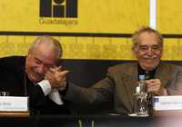Álvaro Mutis y Gabriel García Márquez durante el homenaje al primero, en la FIL