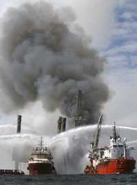 Continúan los trabajos para extinguir el fuego en el pozo Kab-121, en el Golfo de México, en cuyas aguas se derraman 422 barriles diarios de crudo