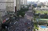 Opositores marchan por el centro de la capital venezolana en contra de las reformas propuestas por el presidente Hugo Chávez