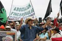 Simpatizantes del gobierno ecuatoriano celebran la instalación de la Asamblea Constituyente en la ciudad de Montecristi