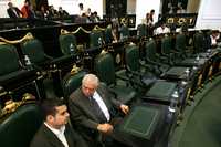 Escena ya común en el salón de plenos de la Asamblea Legislativa del Distrito Federal. En la imagen, en primer plano, los diputados Jorge Triana y Miguel Hernández Labastida, durante la sesión de ayer