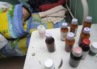 La baja en los precios de los medicamentos antirretrovirales que se ha dado en el mercado mundial no se ha visto reflejada en México, señala Censida. En la imagen, un niño infectado de VIH duerme en un hospital de Shanxi, China