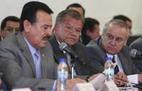 El gobernador de Tabasco, Andrés Granier Melo (al centro), durante una reunión con legisladores en la Cámara de Diputados