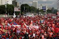 Seguidores del presidente venezolano repletan el centro de Caracas en el cierre de la campaña por el sí a los cambios constitucionales