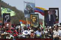 Simpatizantes de la Asamblea Constituyente participan en la ceremonia de apertura realizada en la localidad costera de Montecristi