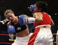 La mexicana Esmeralda Moreno y Alesia Graf, durante el combate pactado a 10 rounds, efectuado en Alemania