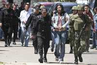 Policías y militares colombianos escoltan a Sindy Tumay, presunta integrante de las FARC que fue arrestada el viernes pasado